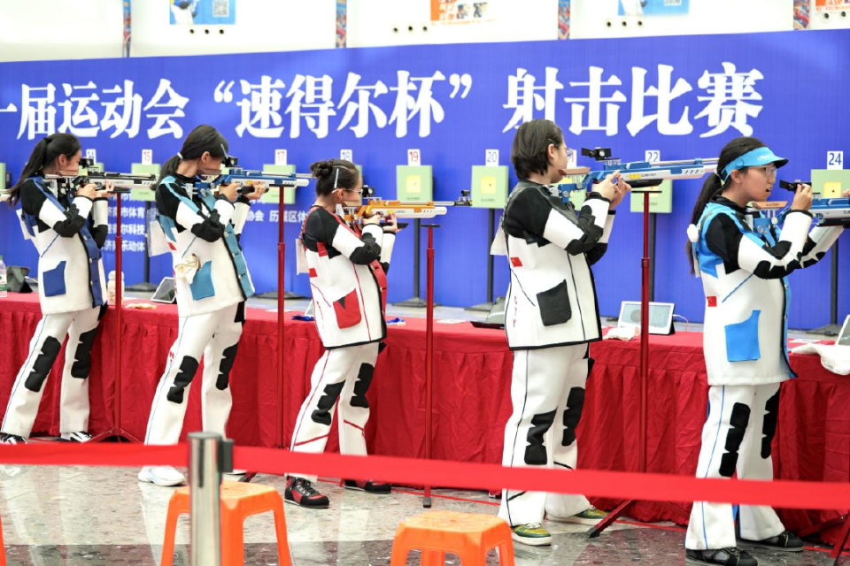 拔脱颖而出, om, 如今